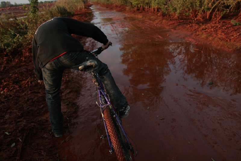 Illustration for article titled Revisiting the Small Village That Was Completely Devastated By Toxic Red Sludge